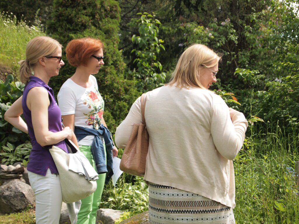 Avoimien puutarhojen kävijöitä