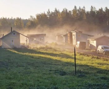 Aamuinen usva ja aurinko.