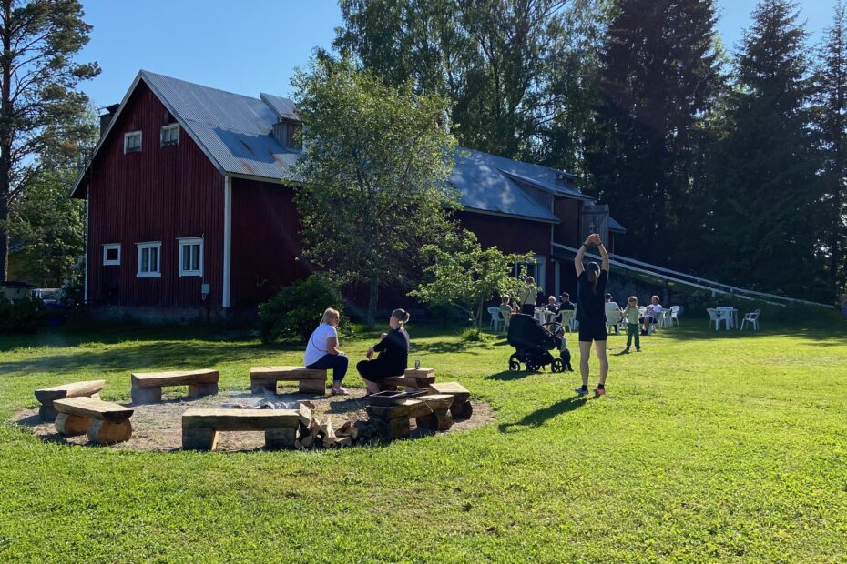 Tilan navetta, jonka ylisellä pidetään kesäisin Metsäketun Pizzeria-nimistä pop-up ravintolaa viikonloppuisin